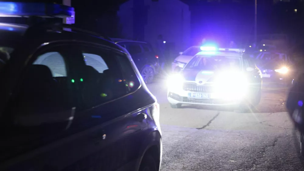 Srbska policija ponoči z lučmi. 