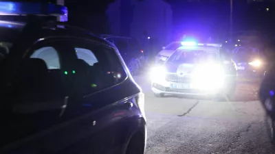 Srbska policija ponoči z lučmi. 