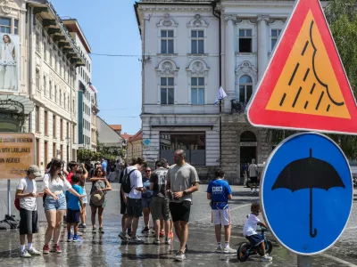 - Turisti i&scaron;čejo osvežitev z vodo na Pre&scaron;ernovem trgu, kjer je in&scaron;talacija Območje z lastnim vremenom. - 03.08.2026. - Vročinski val, Ljubljana.//FOTO: Bojan Velikonja / Foto: Bojan Velikonja