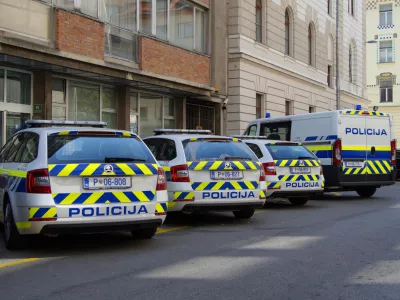 Vozila pred policijsko postajo v sredi&scaron;ču Ljubljane. PU Ljubljana sicer obsega precej &scaron;iroko območje od Kočevja do Kamnika.