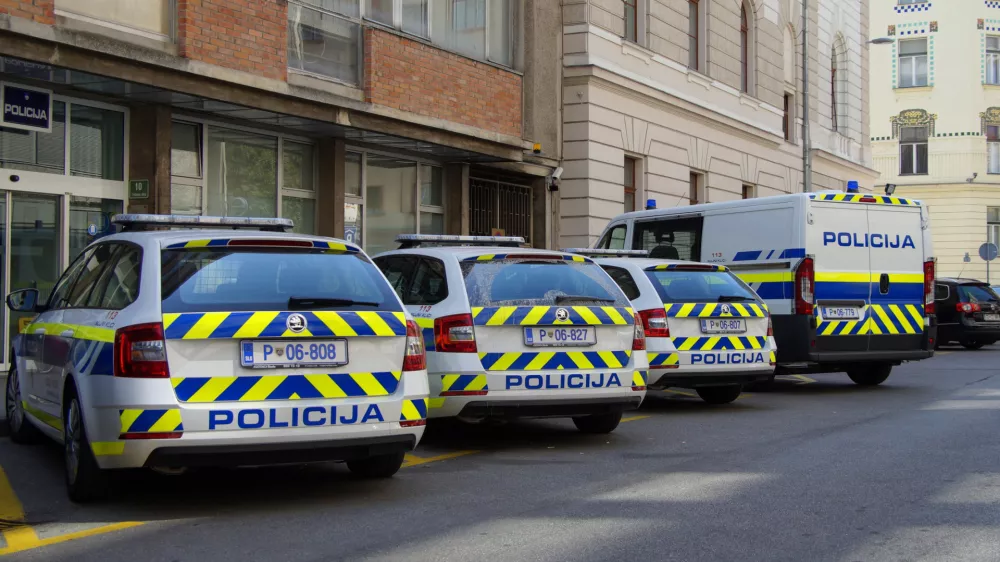 Vozila pred policijsko postajo v sredi&scaron;ču Ljubljane. PU Ljubljana sicer obsega precej &scaron;iroko območje od Kočevja do Kamnika.
