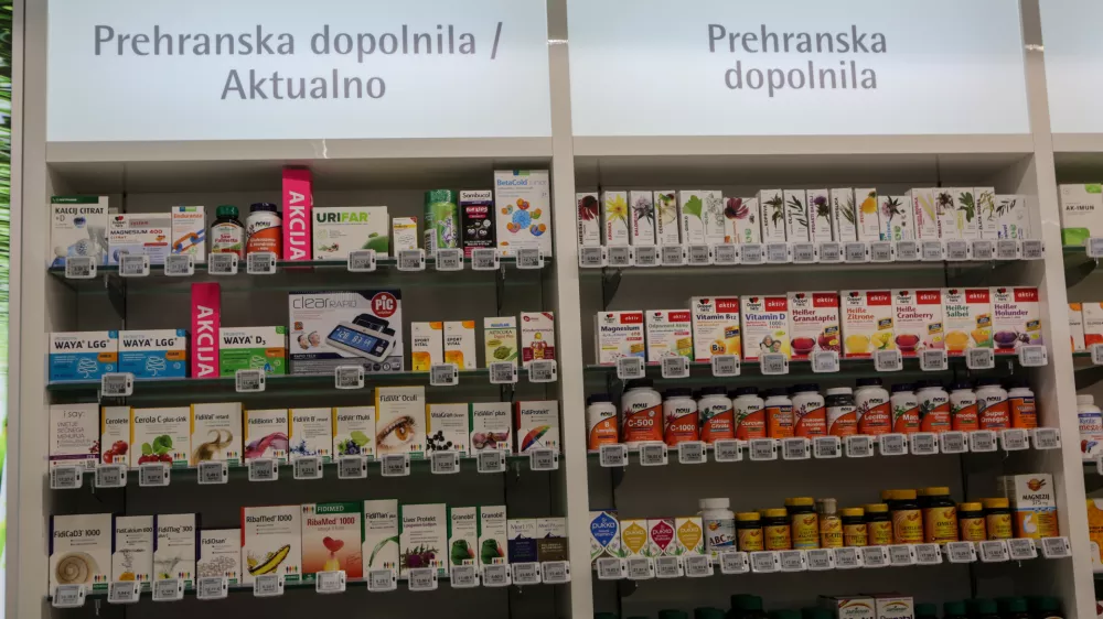 - simbolična fotografija - farmacija - zdravila - prehranska dopolnila - - 29.09.2016 - - Lekarna Savska, Savska cesta 3 v Ljubljani - nova enote Lekarne Ljubljana Zdravila -   /FOTO: Luka Cjuha.