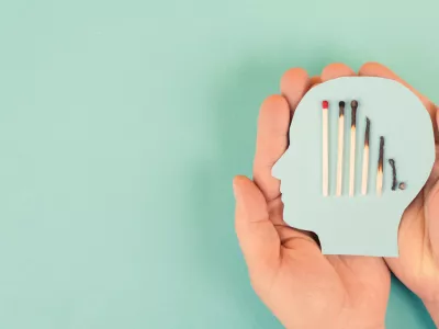 Exhaustion and stress, burnout in hustle culture, low energy, burning matches in a chain, domino effect, work life balance / Foto: Beritk Getty Images