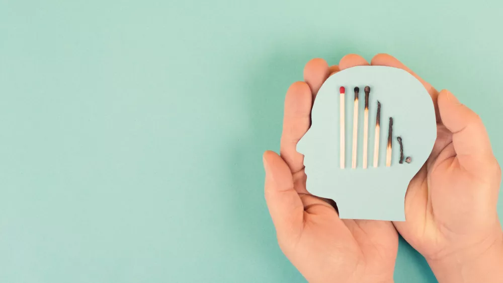 Exhaustion and stress, burnout in hustle culture, low energy, burning matches in a chain, domino effect, work life balance / Foto: Beritk Getty Images