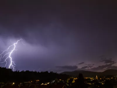 - strela -- močni sunki vetra,- močni nalivi -- lokalna toča -- nevihtni pas - nevihte - - 25.07.2023 &ndash; vreme - oranžno opozorilo za celotno Slovenijo &ndash; klimatske spremembe - podnebje - //FOTO: Nik Erik Neubauer