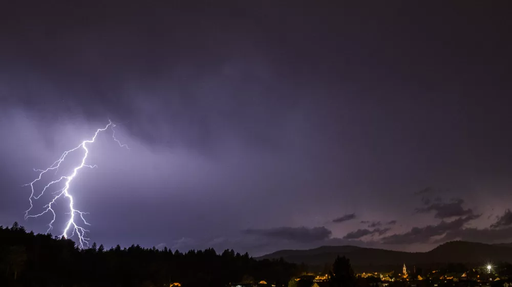 - strela -- močni sunki vetra,- močni nalivi -- lokalna toča -- nevihtni pas - nevihte - - 25.07.2023 &ndash; vreme - oranžno opozorilo za celotno Slovenijo &ndash; klimatske spremembe - podnebje - //FOTO: Nik Erik Neubauer