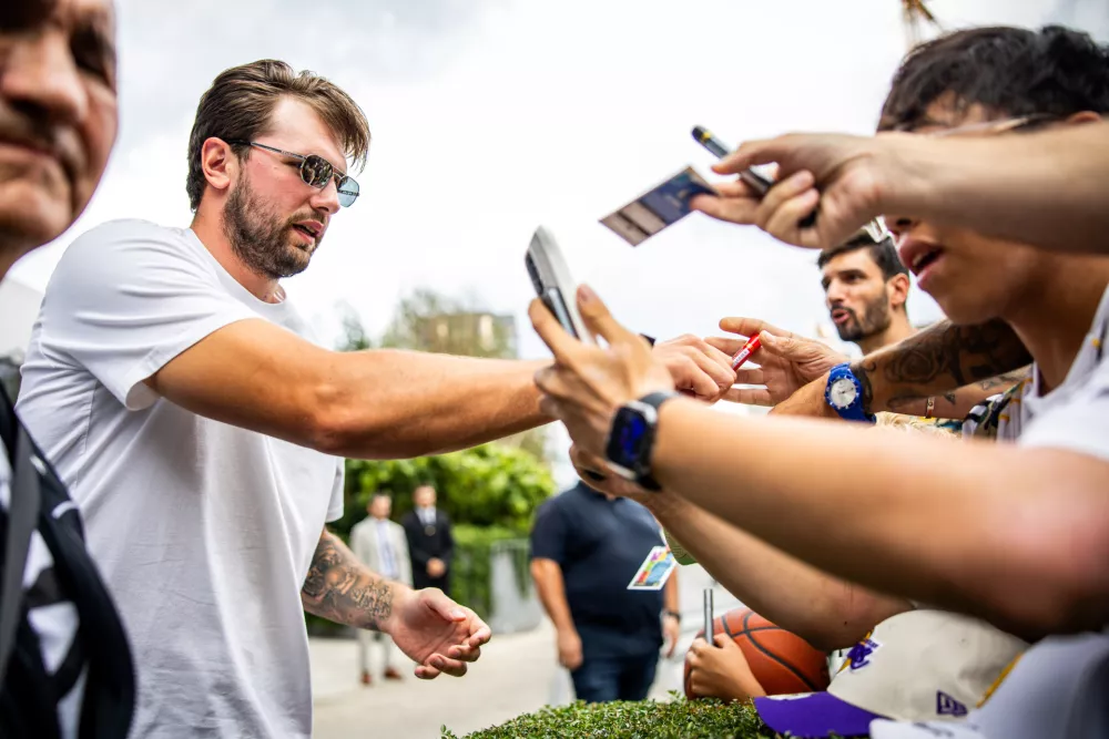 Ljubljana, hotel Intercontinental.Prihod kosarkarjev Los Angeles Lakers pred ljubljanski hotel Intercontinental.Slovenski kosarkar Luka Doncic.