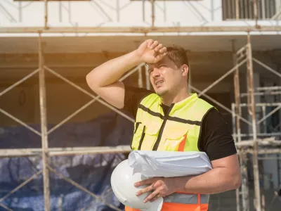 Male construction engineer worker working feeling tired and thirst of water at construction site / Foto: Amorn Suriyan Getty Images