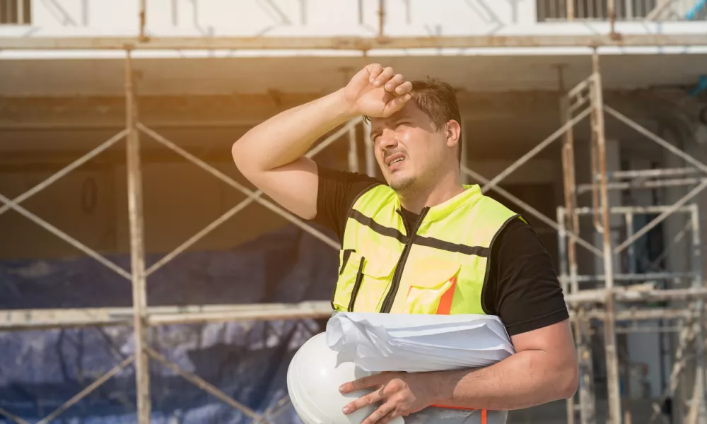 Male construction engineer worker working feeling tired and thirst of water at construction site / Foto: Amorn Suriyan Getty Images