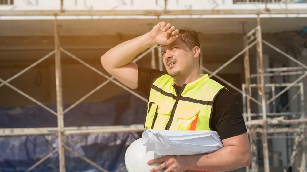 Male construction engineer worker working feeling tired and thirst of water at construction site / Foto: Amorn Suriyan Getty Images
