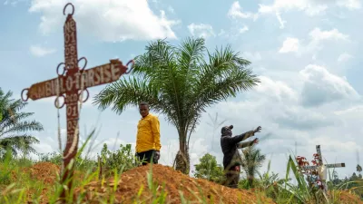 FILE PHOTO: Charles Mambo, the supervisor at the Ceca-20 cemetery, flanked by Moise Mund'wa, the assistant warden of the cemetery, talks near graves during an interview with Reuters, as aid agencies intensify efforts to contain an Ebola outbreak caused by the Bundibugyo virus, in the Ebola hit Mungwalu, Djugu Territory of Ituri province, Democratic Republic of Congo, July 14, 2026. REUTERS/Gradel Muyisa Mumbere/File Photo / Foto: Gradel Muyisa Mumbere