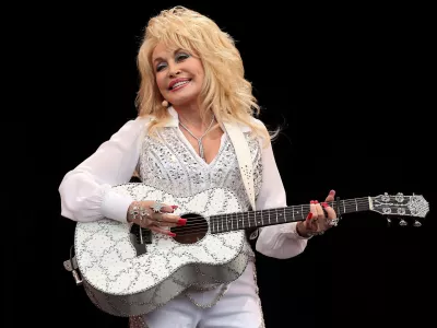 FILE PHOTO: American country music star Dolly Parton performs on the Pyramid Stage at Worthy Farm in Somerset, during the Glastonbury Festival June 29, 2014. REUTERS/Cathal McNaughton (BRITAIN - Tags: ENTERTAINMENT SOCIETY TPX IMAGES OF THE DAY)/File Photo