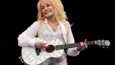 FILE PHOTO: American country music star Dolly Parton performs on the Pyramid Stage at Worthy Farm in Somerset, during the Glastonbury Festival June 29, 2014. REUTERS/Cathal McNaughton (BRITAIN - Tags: ENTERTAINMENT SOCIETY TPX IMAGES OF THE DAY)/File Photo