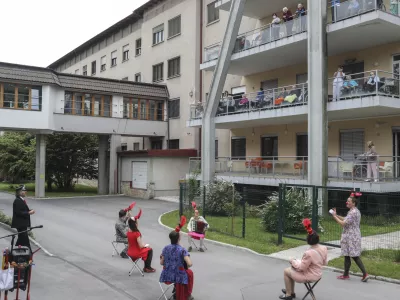 - 18.05.2020 &ndash; Dom starej&scaron;ih občanov Ljubljana Vič Rudnik, Enota Bokalce - Bolni&scaron;nični klovni delujoči v dru&scaron;tvu Rdeči noski obiskali starej&scaron;e občane v domu za ostarele - Klovnska podoknica //FOTO: Jaka Gasar