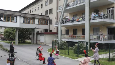 - 18.05.2020 &ndash; Dom starej&scaron;ih občanov Ljubljana Vič Rudnik, Enota Bokalce - Bolni&scaron;nični klovni delujoči v dru&scaron;tvu Rdeči noski obiskali starej&scaron;e občane v domu za ostarele - Klovnska podoknica //FOTO: Jaka Gasar