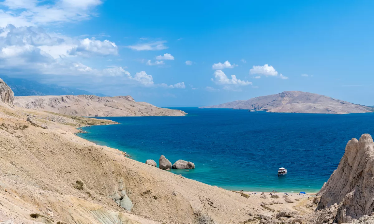 Zaradi vetra pri Pagu rešili tri ljudi, pri Novalji našli mrtvega Italijana