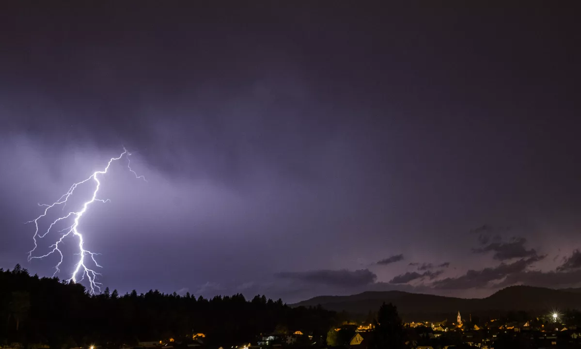Blizu Žalca strela udarila v moška, skrita pod drevesom, eden je umrl