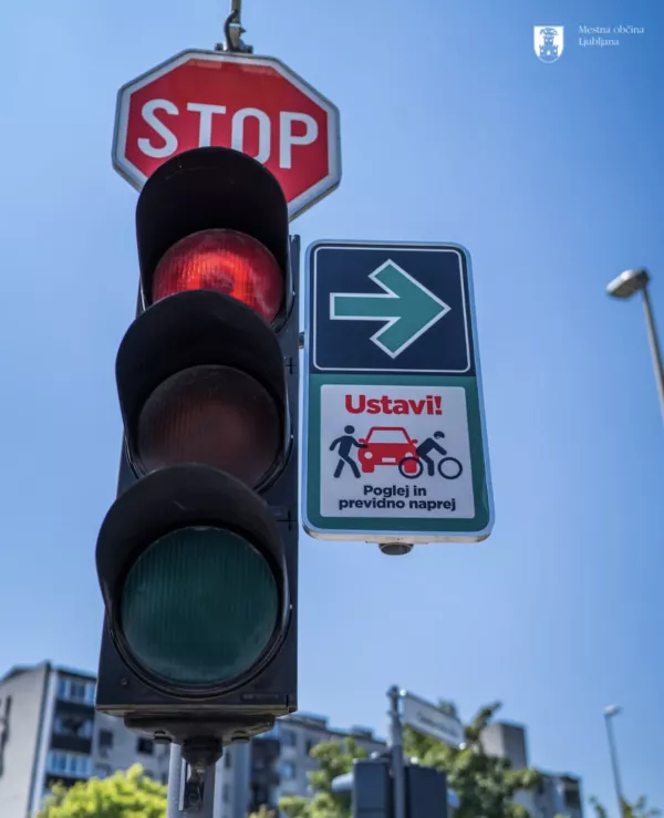 Dopolnila tabla pri pu&scaron;čici za zavijanje desno. Foto: Nino Kolarev, LPT 
