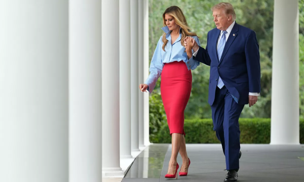 Melania Trump po ugibanjih o moževi aferi znova v javnosti: "Slišim, da ste me pogrešali"