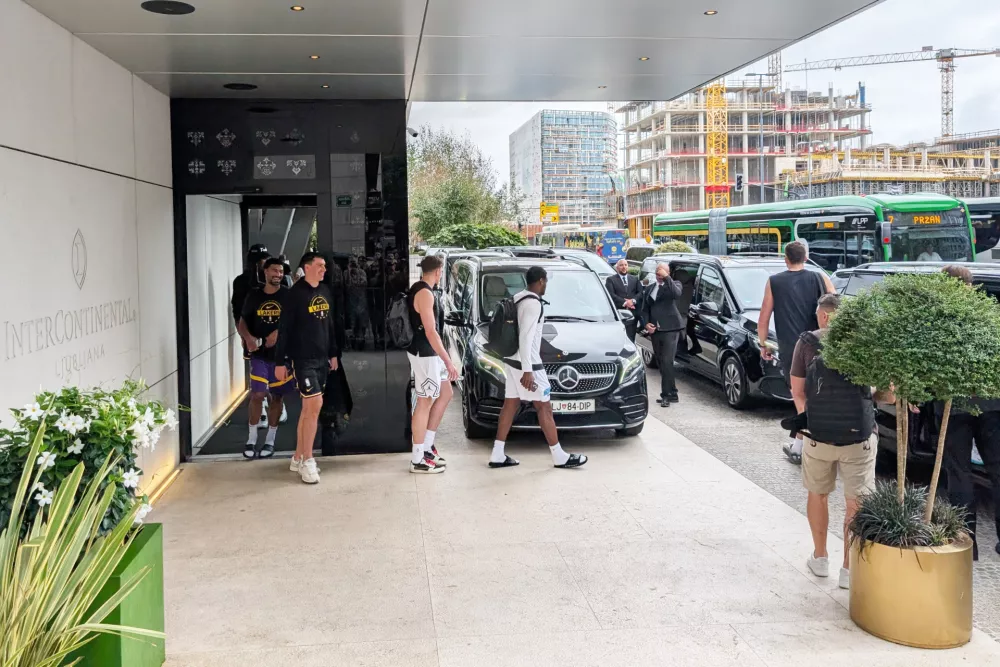 Ljubljana, Hotel Intercontinental.Kosarkarji Los Angeles Lakers ob odhodu iz hotela.Foto: STA