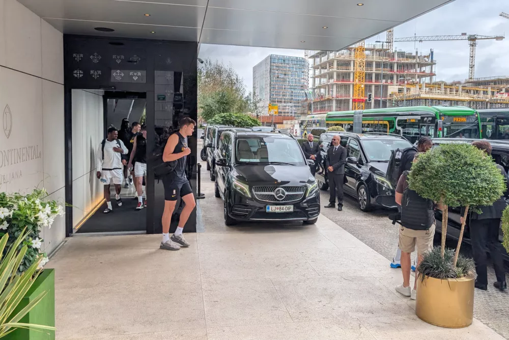 Ljubljana, Hotel Intercontinental.Kosarkarji Los Angeles Lakers ob odhodu iz hotela.Foto: STA