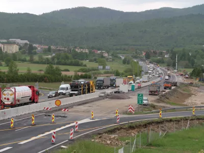 Avtocesta, delovna zapora, kolone, gneča, obnova svtoceste, Postojna, primorska avtocesta, kamioni, kolona, promet, delo na cesti, zapora