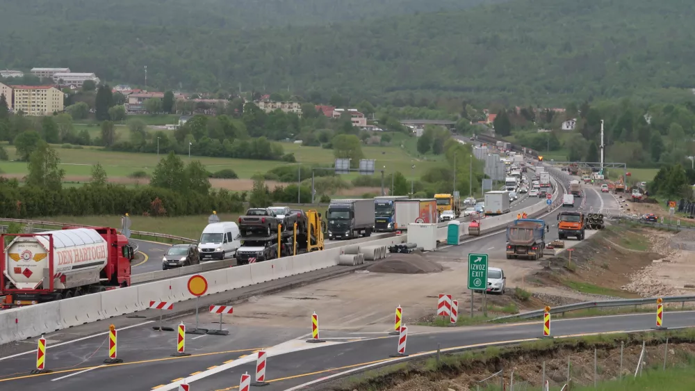 Avtocesta, delovna zapora, kolone, gneča, obnova svtoceste, Postojna, primorska avtocesta, kamioni, kolona, promet, delo na cesti, zapora