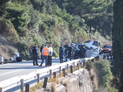 18.02.2025. Dubrovnik - Prometna nesreča, skala padla na vozilo.Foto: Pixsell