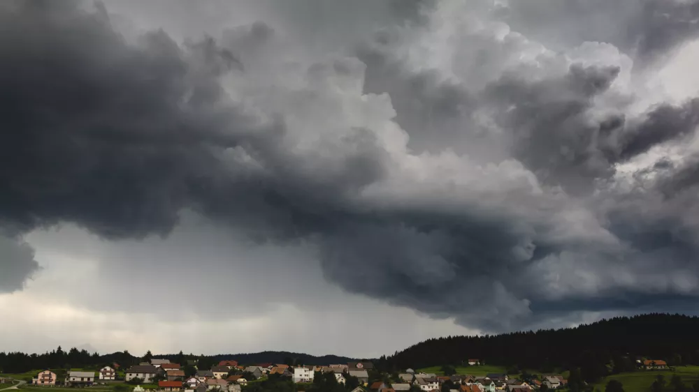 Nad slovenijo se zgrinjajo dramatični oblaki. Slika je simbolična.
