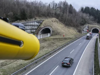 - sektorska kamera pred predorom Trojane - Dars v sodelovanju s policijo uvaja pilotni projekt sektorskega merjenja povprečnih hitrosti vožnje na petkilometrskem odseku trojanskih predorov. - 16.03.2016 - Družba za avtoceste v Republiki Sloveniji (DARS) - Trojane - &scaron;tajerska avtocesta - sektorsko merjenje hitrosti prehitrih voznikov na avtocesti prek Trojan - //FOTO: Jaka Gasar
