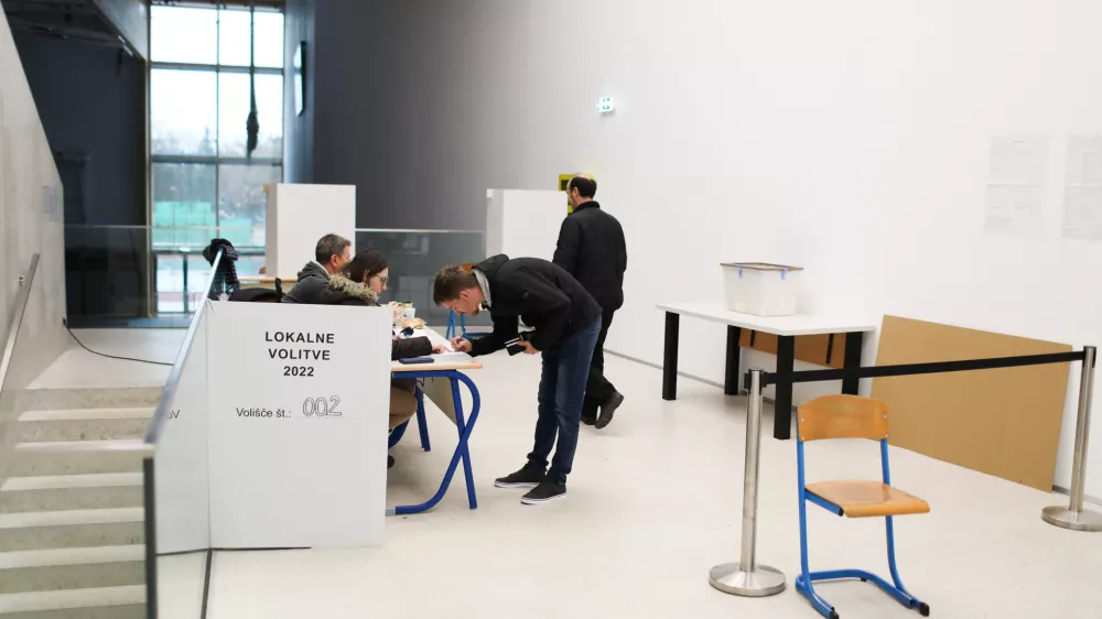 - &Scaron;portna dvorana Menge&scaron;- 04.12.2022 - Lokalne volitve 2022 - drugi krog - volitve župana //FOTO: Bojan Veliknja