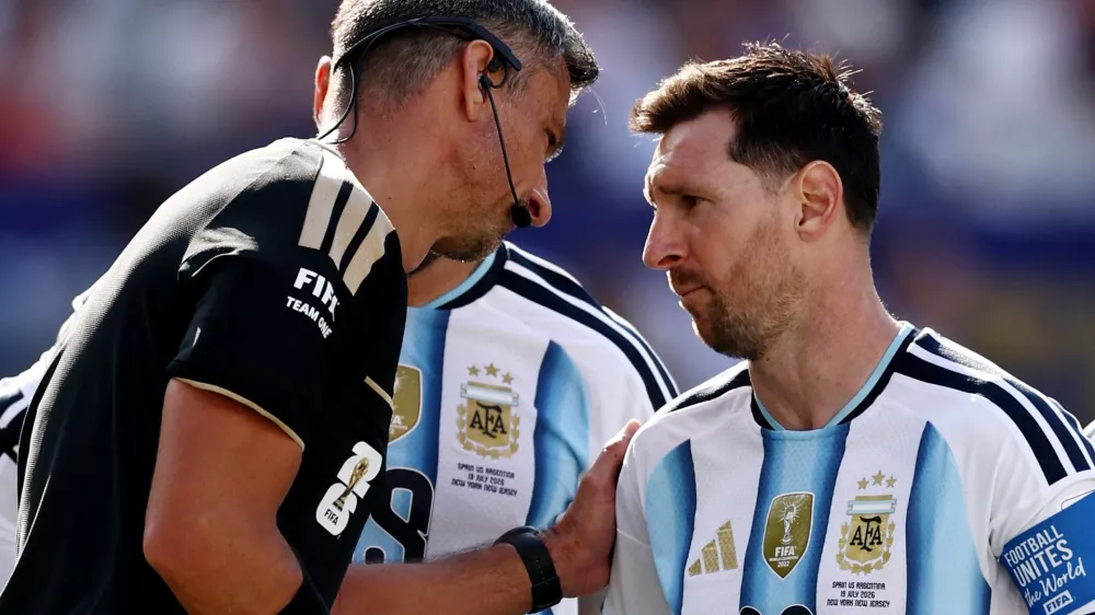 Soccer Football - FIFA World Cup 2026 - Final - Spain v Argentina - New York/New Jersey Stadium, East Rutherford, New Jersey, U.S. - July 19, 2026 Argentina's Lionel Messi remonstrates with referee Slavko Vincic REUTERS/Lee Smith