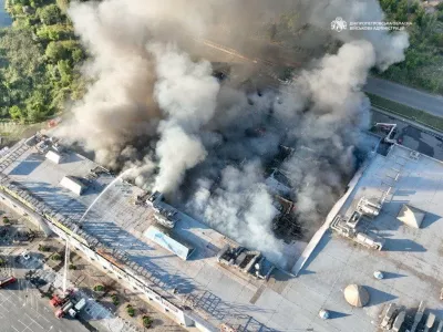 Firefighters work at the site of a shopping mall hit by Russian drone strikes in Kryvyi Rih, amid Russia's attack on Ukraine, in Dnipropetrovsk region, Ukraine August 21, 2026. Head of the Dnipropetrovsk Regional Military Administration Oleksandr Hanzha via Telegram/Handout via REUTERS ATTENTION EDITORS - THIS IMAGE HAS BEEN SUPPLIED BY A THIRD PARTY. DO NOT OBSCURE LOGO. NO RESALES. NO ARCHIVES.