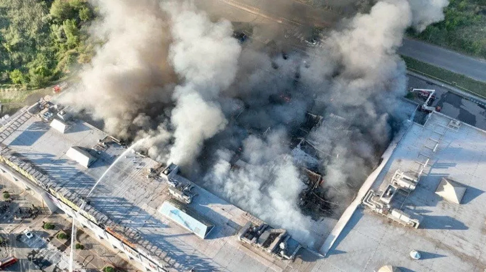 Firefighters work at the site of a shopping mall hit by Russian drone strikes in Kryvyi Rih, amid Russia's attack on Ukraine, in Dnipropetrovsk region, Ukraine August 21, 2026. Head of the Dnipropetrovsk Regional Military Administration Oleksandr Hanzha via Telegram/Handout via REUTERS ATTENTION EDITORS - THIS IMAGE HAS BEEN SUPPLIED BY A THIRD PARTY. DO NOT OBSCURE LOGO. NO RESALES. NO ARCHIVES.