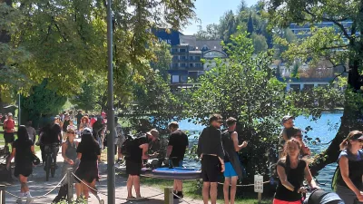 Bled poka po &scaron;ivih, domačini pa: &raquo;S konjsko vprego bi bili hitreje iz Lesc kot z avtom&laquo;
