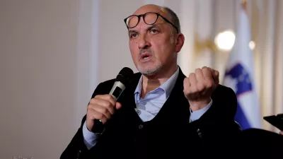 Ljubljana, Predsedniska palaca.Ob mednarodnem dnevu zensk sta predsednica republike Natasa Pirc Musar in predsednica DZ Urska Klakocar Zupancic priredili posebno slovesnost v predsedniski palaci.Okrogla miza z naslovom Spodbude in prepreke do druzbe enakih moznosti.Novinar in publicist dr. Janez Markeš.
