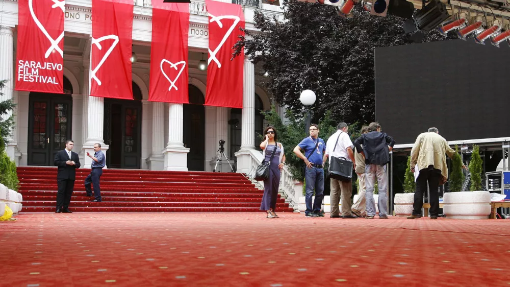 Staff prepare red carpet for the opening of the Sarajevo Film Festival in Sarajevo August 12, 2009. The 15th Sarajevo Film Festival (SFF) opens on Wednesday with Romanian film "Tales from the Golden Age". REUTERS/Danilo Krstanovic  (BOSNIA AND HERZEGOVINA ENTERTAINMENT) - GM1E58C1IQQ01