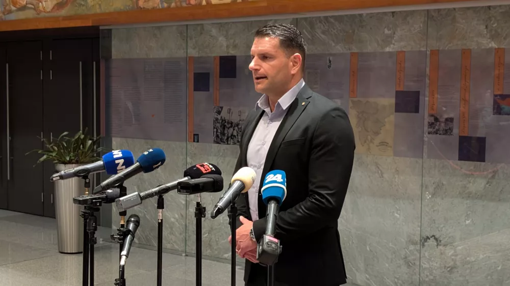 Ljubljana, DZ.Izjava za medije predsednika drzavnega zbora Zorana Stevanovica o aktualnih zadevah.