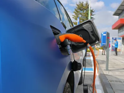 - električna polnilnica za električno vozilo - - polnilna postaja - električna mobilnost -- 12.10.2016 - Aerodrom Ljubljana - Letali&scaron;če Jožeta Pučnika Brnik - avtomobilsko postajali&scaron;če za souporabo električnih vozil Avant2Go - car sharing, e-prevoz na klic - //FOTO: Bojan Velikonja / Foto: Bojan Velikonja