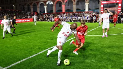 Posebno pozornost je pritegnila revijalna nogometna tekma, na kateri so otroci zaigrali ob &scaron;tevilnih nekdanjih zvezdnikih svetovnega nogometa. Foto: Plazma &scaron;portnih iger mladih