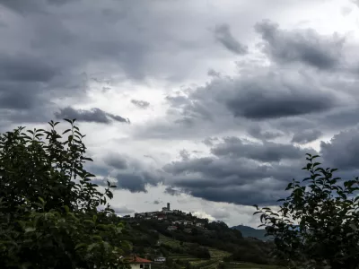 - simbolična fotografija - vremenska slika, neurje, nevihta, nevihtni oblaki, - 07.06.2022 &ndash; Gori&scaron;ka Brda &ndash; delovni naslov &raquo; Strah pred točo &laquo;  //FOTO: Luka CjuhaOPOMBA: REPORTAŽA ZA OBJEKTIV 2022