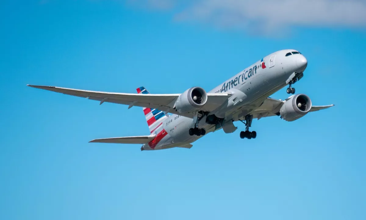 Panika na letalu American Airlines: zagorel prenosnik, več ranjenih