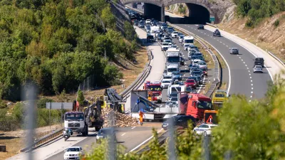 22.08.2026. Perusic - Na autocesti A1 Zagreb-Ploče-Karamatići zbog prevrtanja kamiona na 167. kilometru potpuno je prekinut promet između čvorova Otočac i Peru&scaron;ić u smjeru Dubrovnika, dok se u smjeru Zagreba vozi otežano jednim trakom. U tijeku je micanje kamiona s prometne trake Photo: Hrvoje Kostelac/PIXSELL