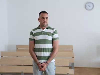 Nekdanji varnostik od mame zahteval denar, ji grozil z nožem in razbil avtomobil