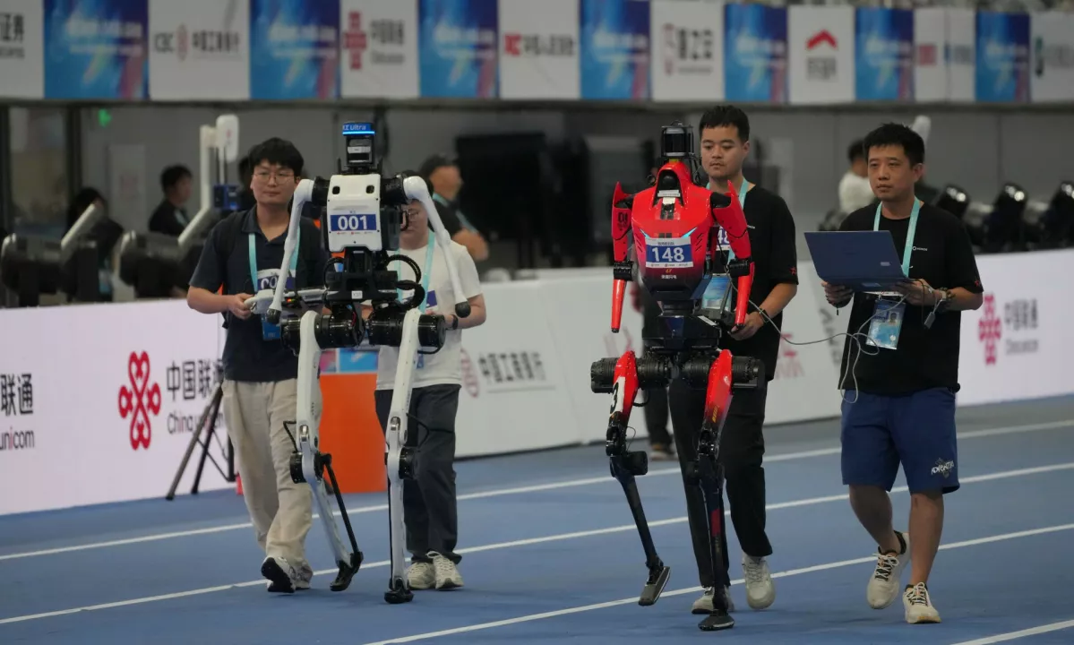 Slovenski humanoidni robot Jože navdušuje v Parizu