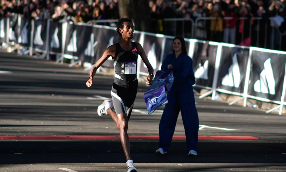 Ethiopian long-distance runner Yomif Kejelcha crosses the finish line to win the Buenos Aires 21K race in Buenos Aires, Argentina, Sunday, Aug. 23, 2026. (AP Photo/Natacha Pisarenko)