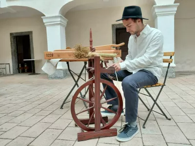 Obiskovalci se bodo lahko usedli za kolovrat in sami preverili zahtevnost obrti, ki počasi izginja. F Vesna Levičnik
