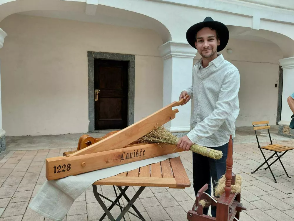 Ga&scaron;per Nardin nadaljuje s tradicijo pridelovanja lanu. F Vesna Levičnik