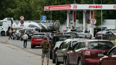 FILE PHOTO: Cars queue to refuel at a Lukoil fuel station amid fuel shortages following recent series of Ukrainian air attacks on oil refineries in Russian regions and further gasoline production cuts, in the course of the Russia-Ukraine conflict, in Moscow, Russia, August 17, 2026. REUTERS/Anastasia Barashkova/File Photo