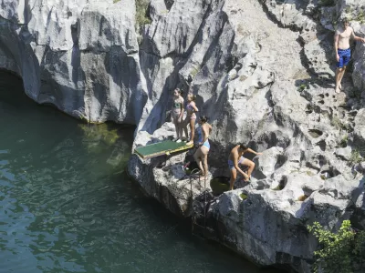 6.8.2026 - Kanal ob soči - reka Soča - kopanje - kopalci - turizem - naravno kopali&scaron;če - Foto: Luka Cjuha